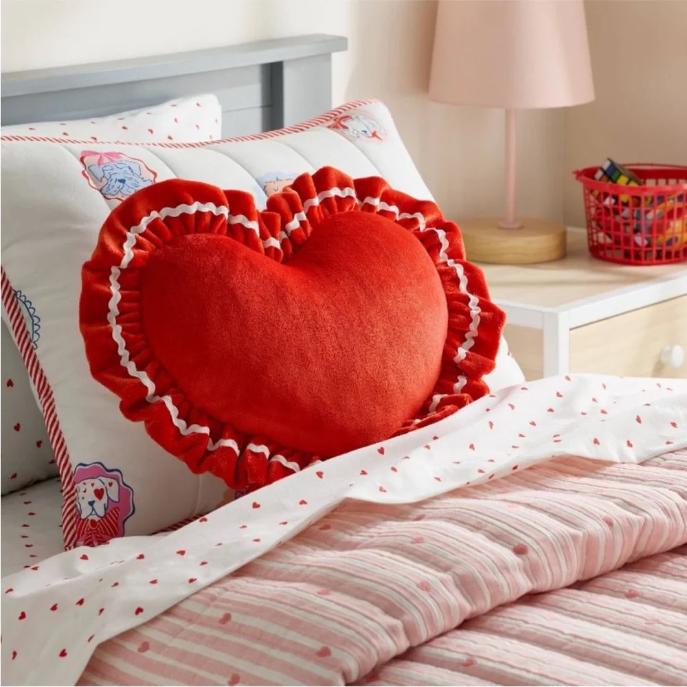 TARGET PILLOWFORT VELVET HEART PILLOW 1CT RED